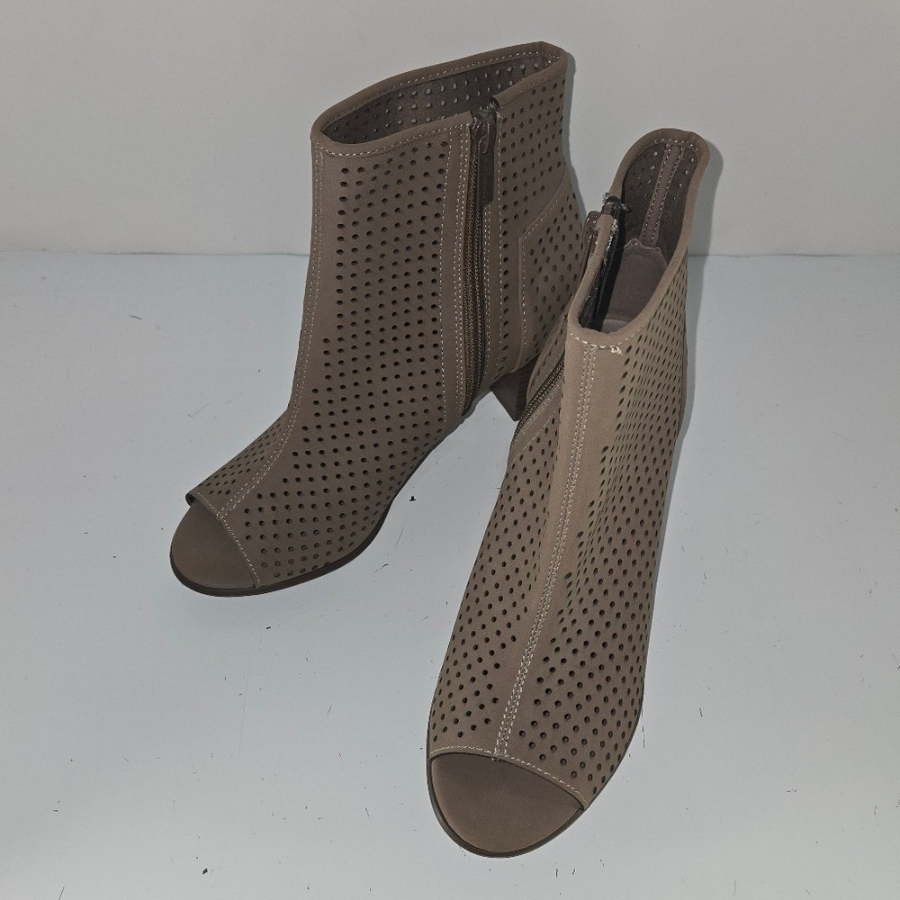 Breckelles Women Amber 32 Nubuck Peep Toe Perforated Chunky Heel Size 7